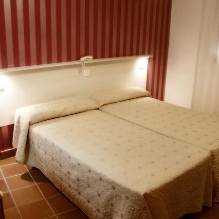 Hostal Plaza De Italia Caces Zimmer foto