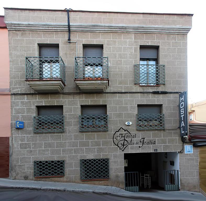 Hostal Plaza De Italia Caces Exterior foto
