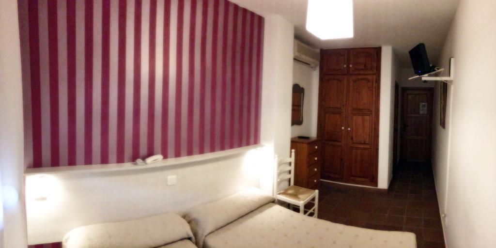 Hostal Plaza De Italia Caces Zimmer foto