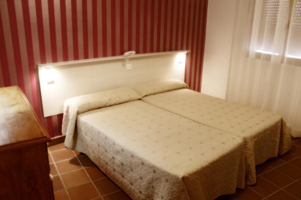Hostal Plaza De Italia Caces Zimmer foto